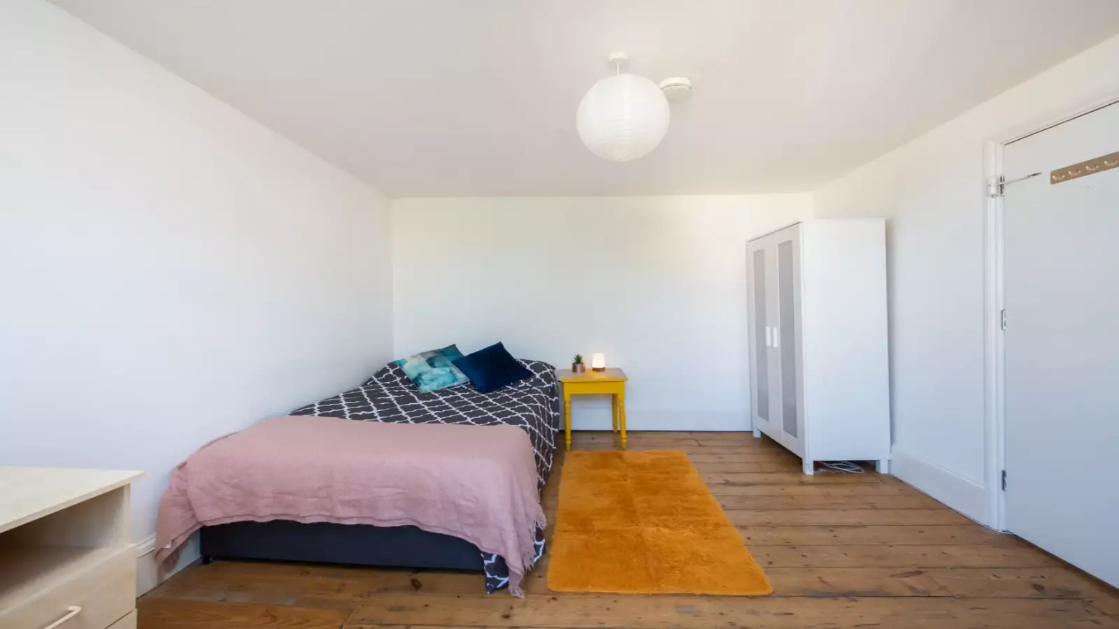 Room Hazellville Road in Greater London