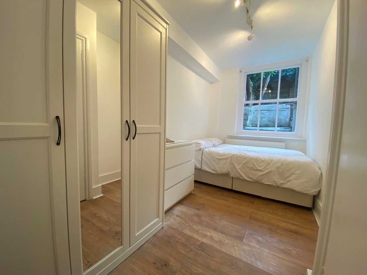 Flat Ifield Road in Greater London