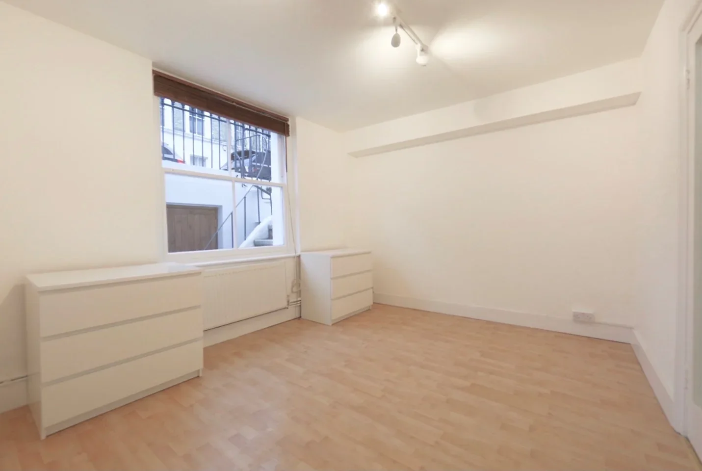 Flat Ifield Road in Greater London