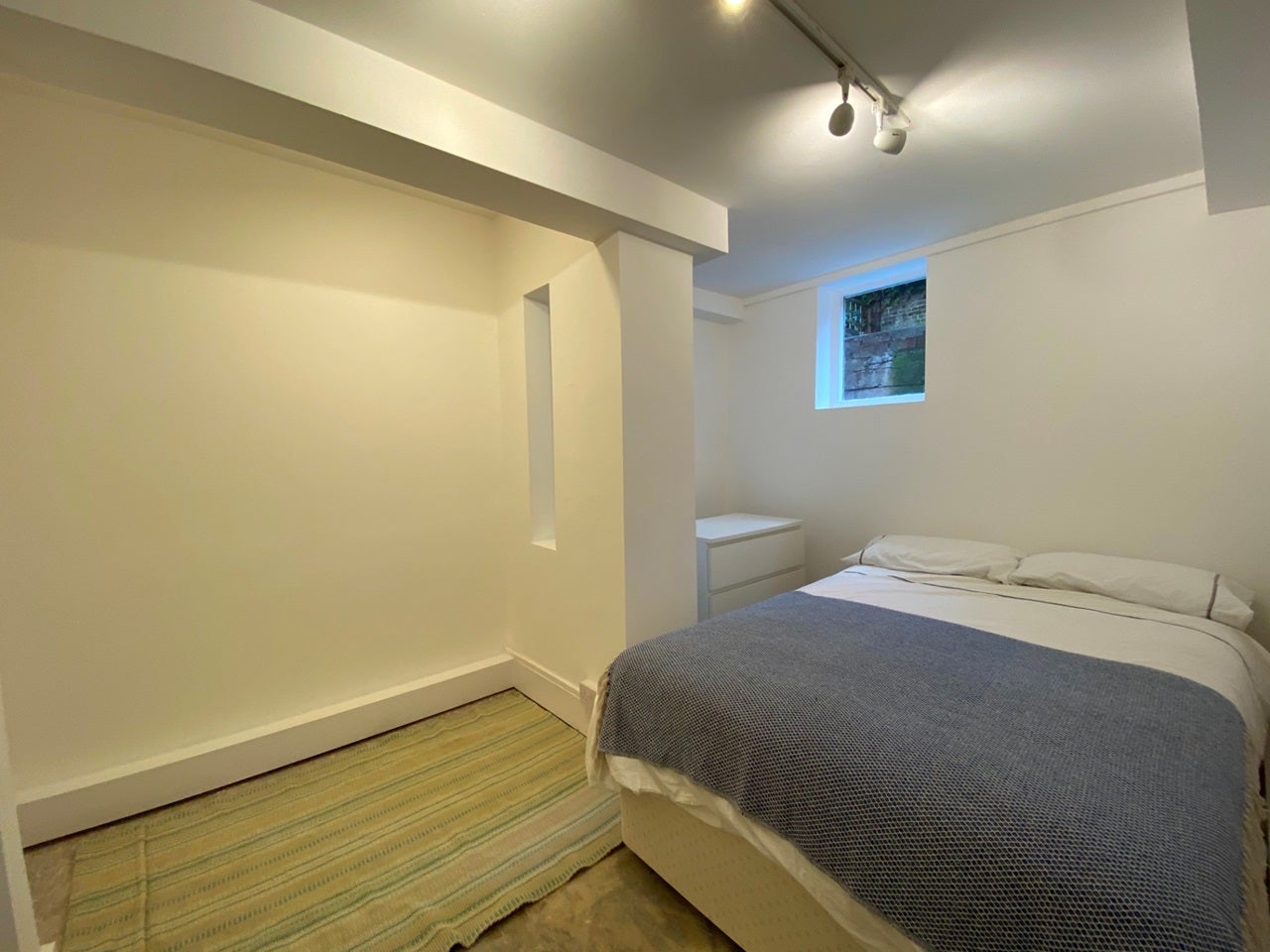 Flat Ifield Road in Greater London