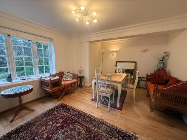 Flat Ivy Drive in Surrey Heath