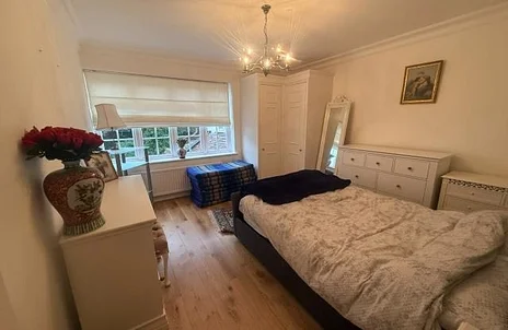 Flat Ivy Drive in Surrey Heath