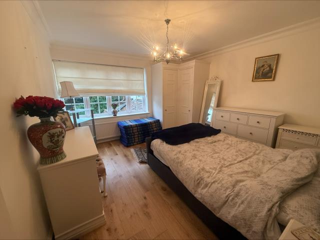 Flat Ivy Drive in Surrey Heath