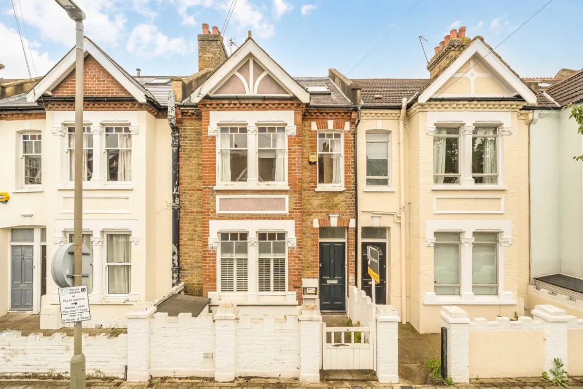 House Lydden Grove in Greater London