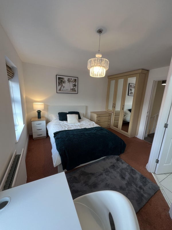 Room Edgecote Close in Manchester