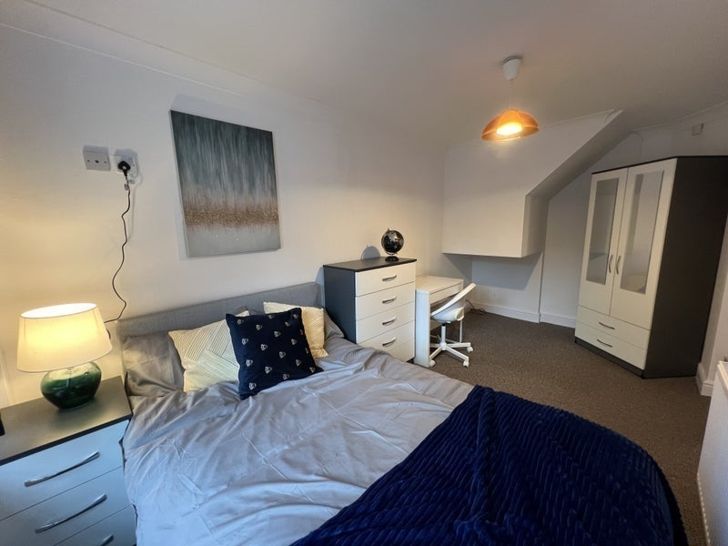 Room Edgecote Close in Manchester