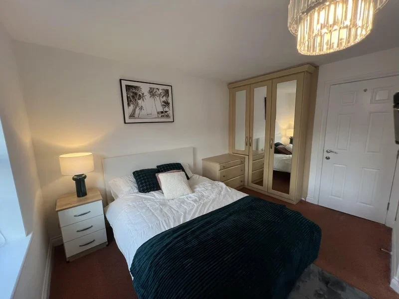 Room Edgecote Close in Manchester