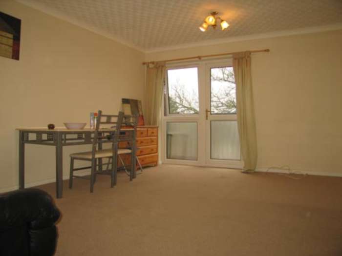 Flat Springfield Close in Greater London