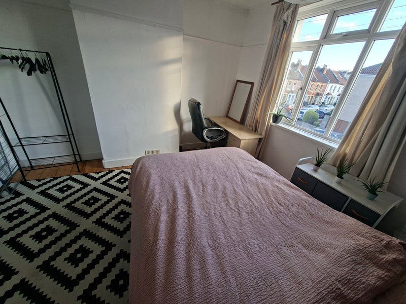 Room Brent Road in Bristol