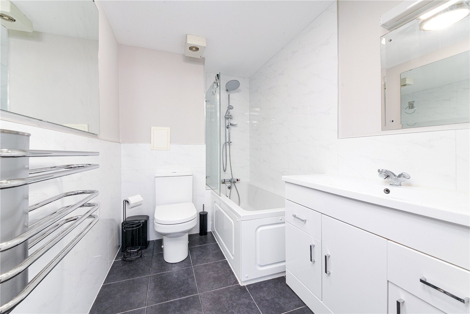 Flat Oakleigh Court in Greater London
