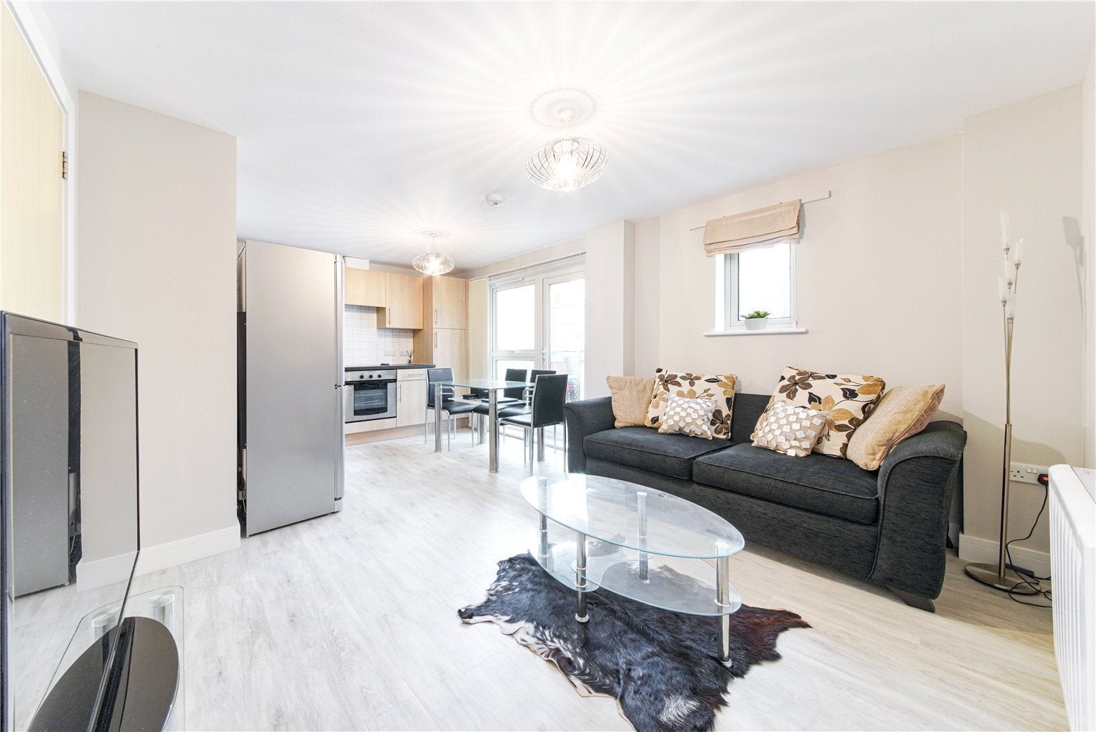 Flat Oakleigh Court in Greater London