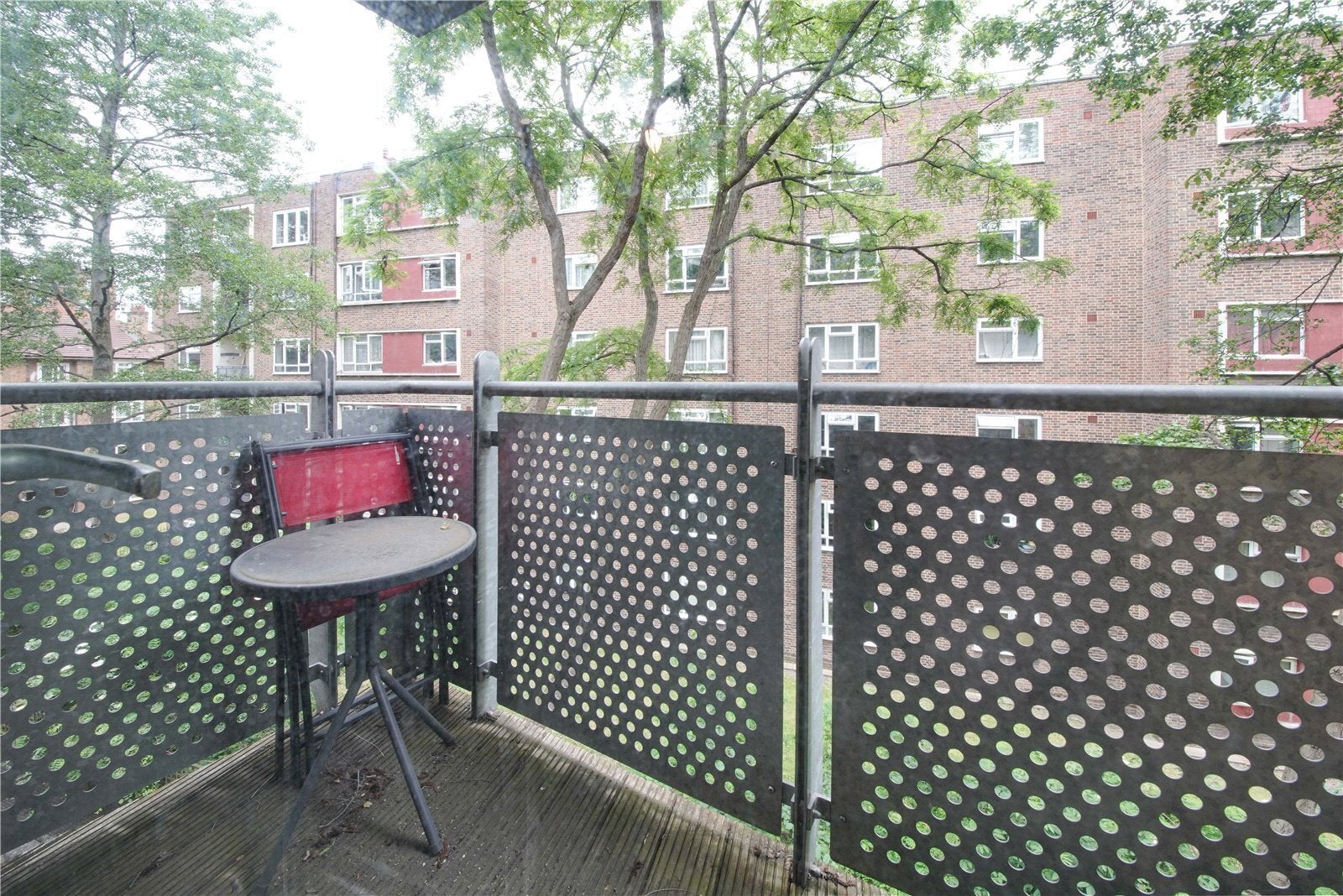 Flat Oakleigh Court in Greater London