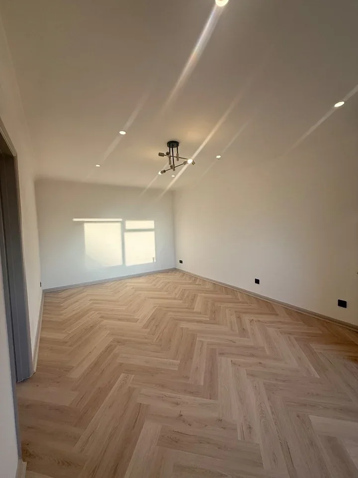Flat Athenaeum Road in Greater London