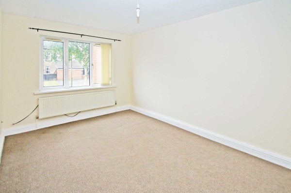 Flat Farnley View in Leeds