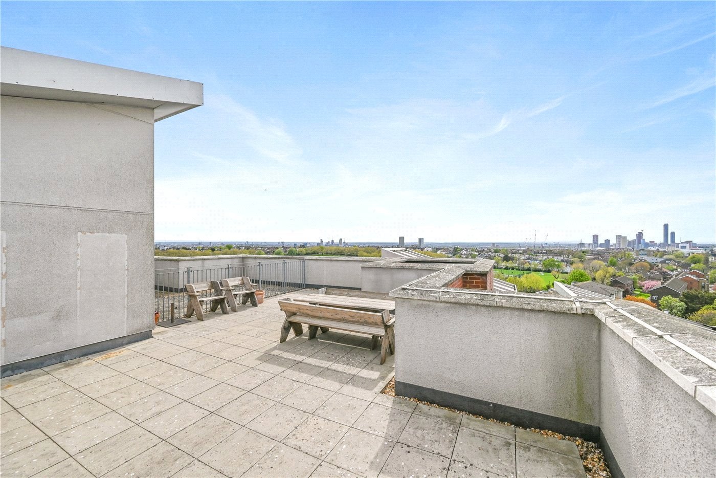 Flat Donnington Road in Greater London