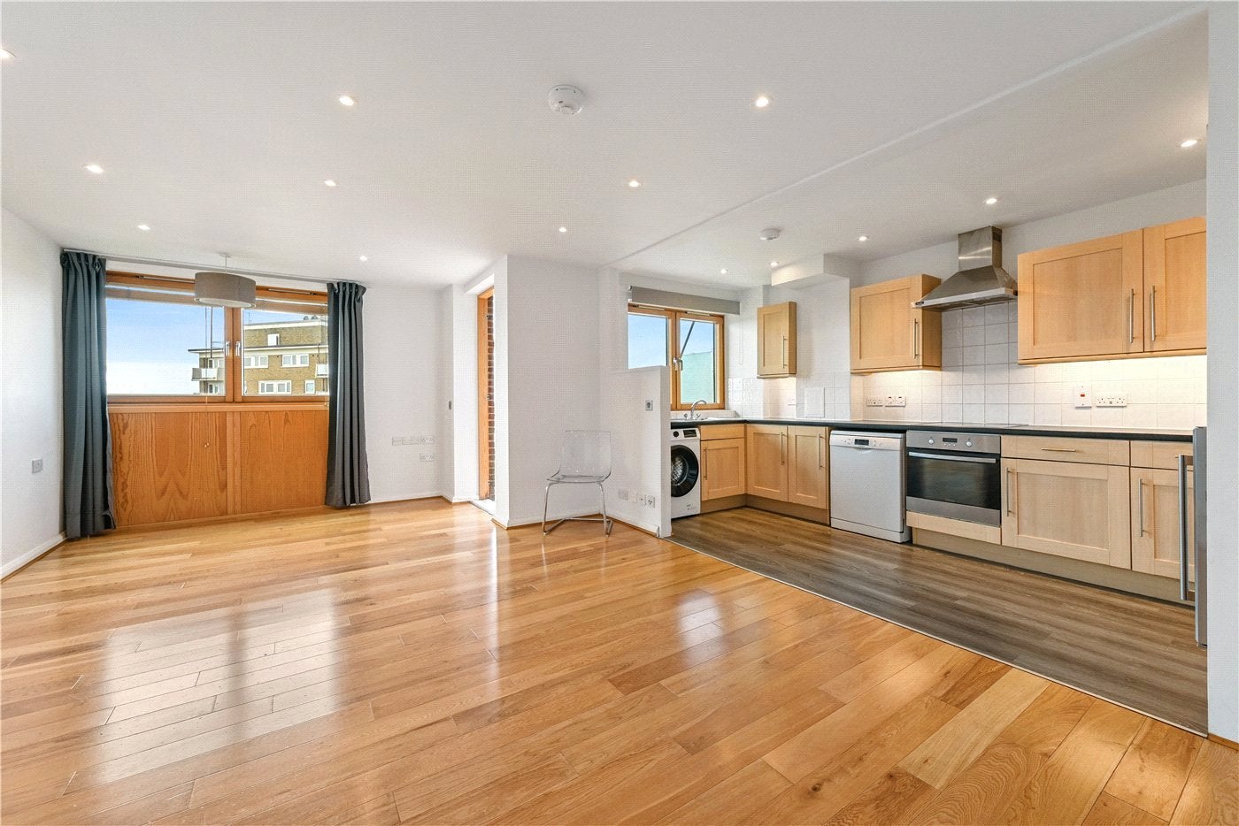 Flat Donnington Road in Greater London