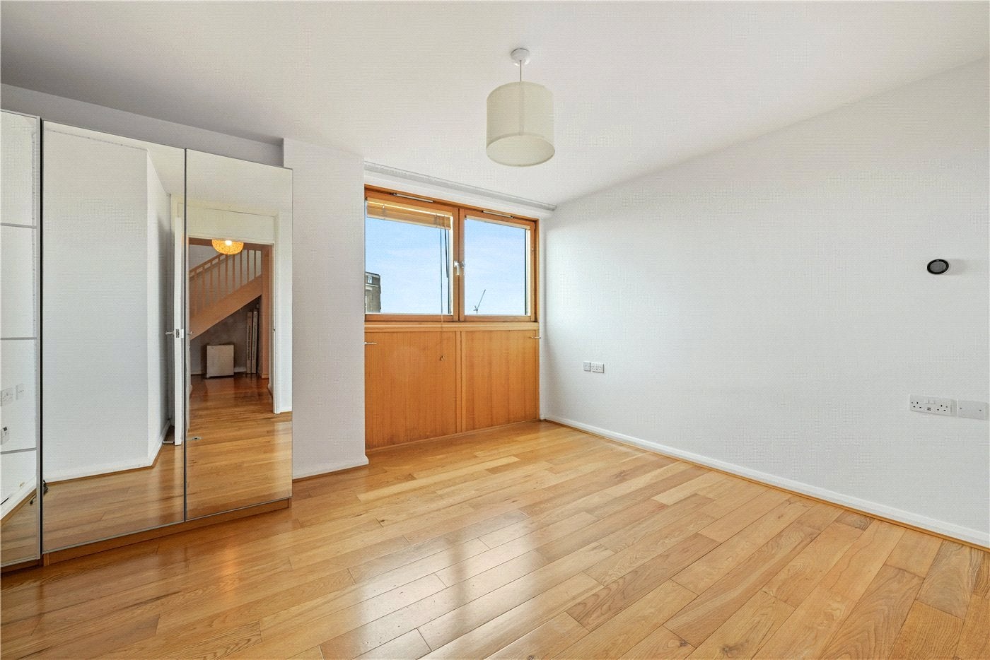 Flat Donnington Road in Greater London