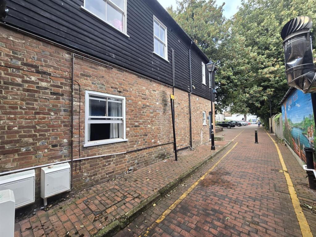 Flat Grafton Road in Borough of Swale