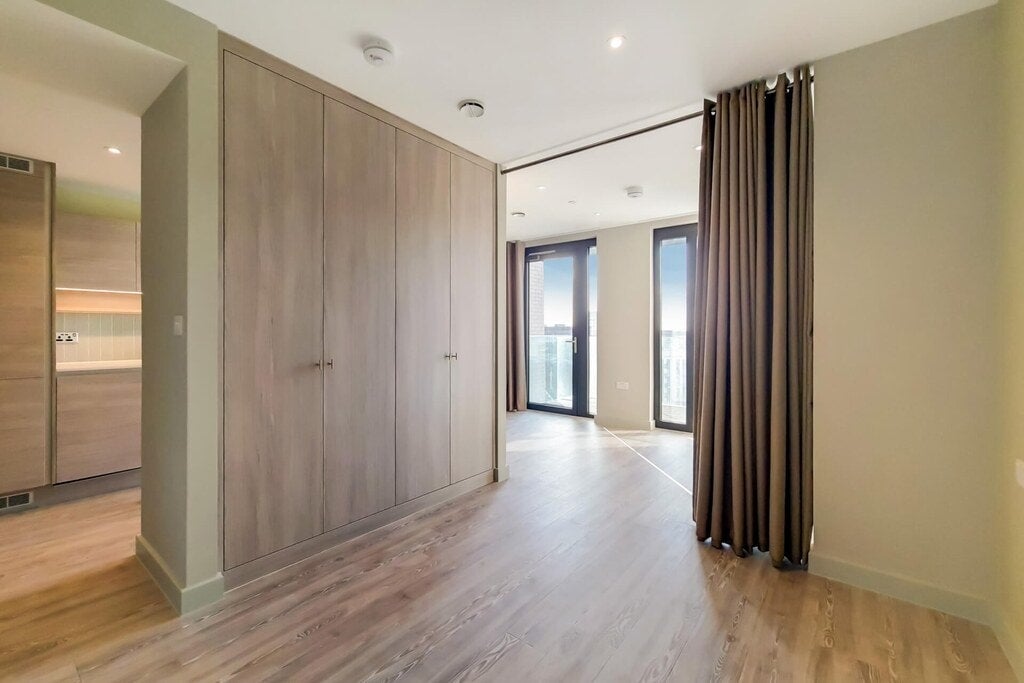 Flat Olympic Way in Greater London