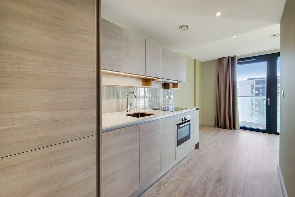Flat Olympic Way in Greater London