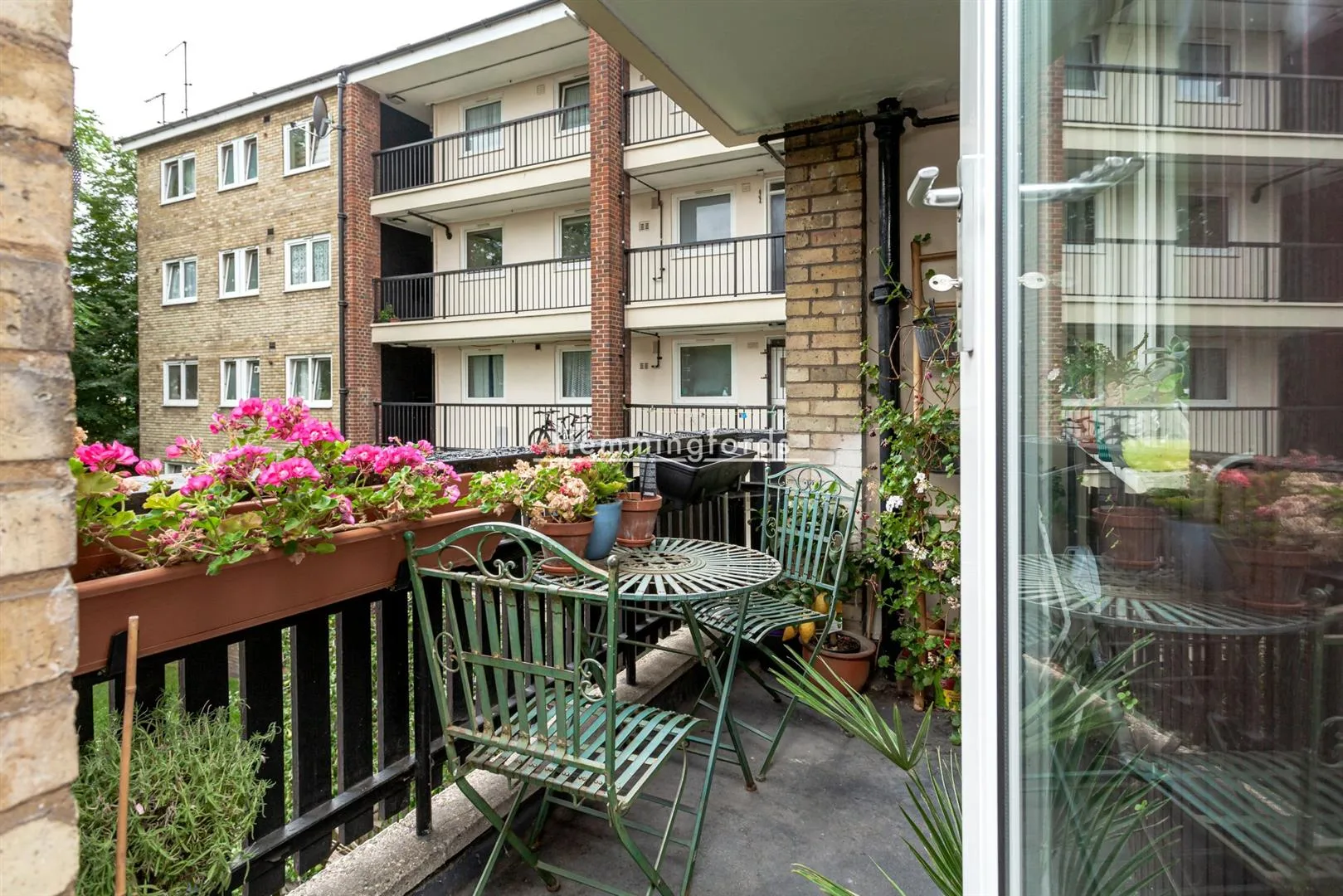 Flat Wellington Row in Greater London
