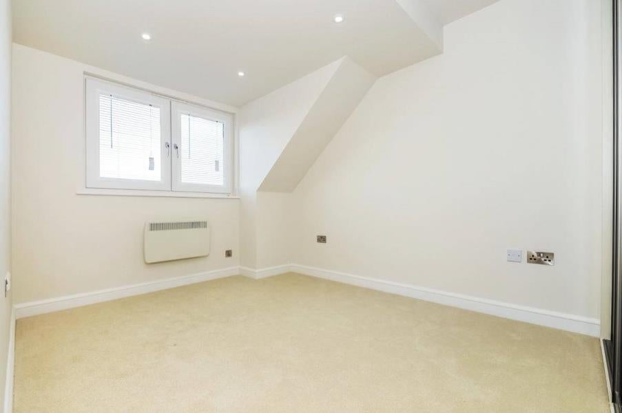 Flat Lyon Road in Walton-on-Thames