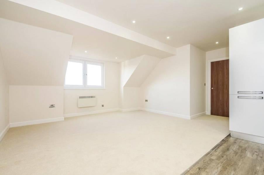 Flat Lyon Road in Walton-on-Thames