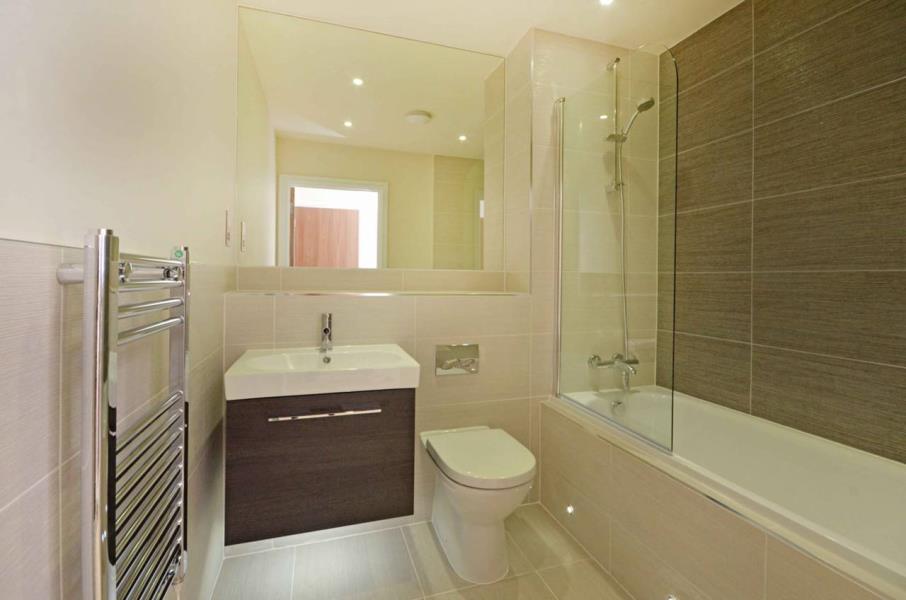 Flat Lyon Road in Walton-on-Thames