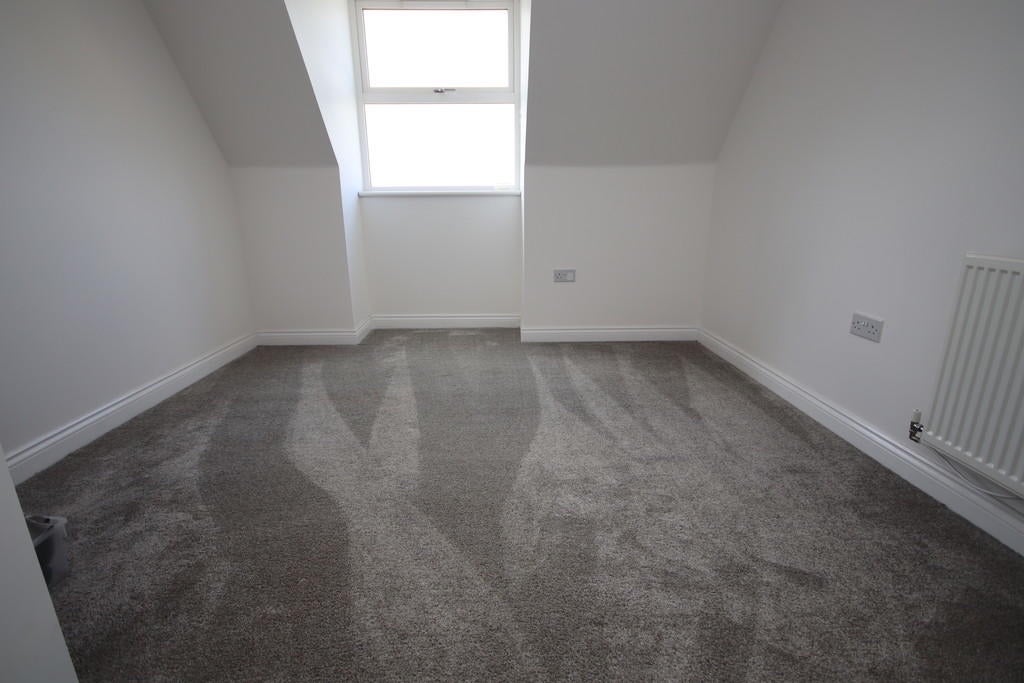 Flat Tanners Close in Greater London