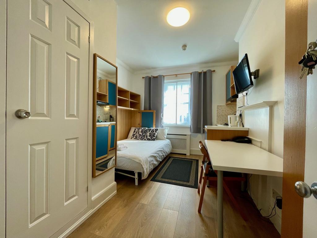 Flat Fulham Palace Road in Greater London