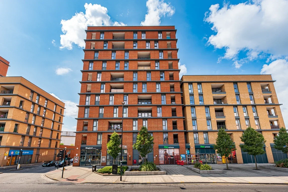 Flat Vale Road in Greater London