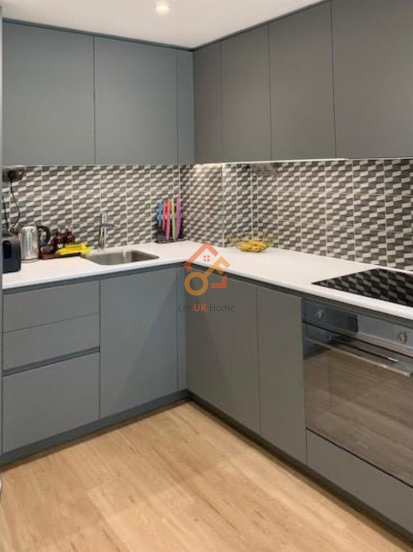 Flat Caversham Road in Greater London