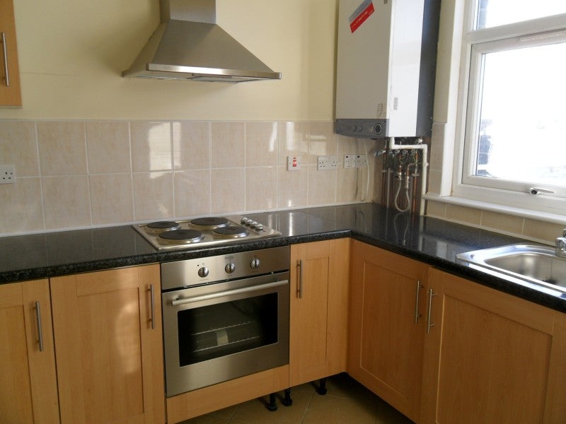 Flat Raglan Road in Greater London