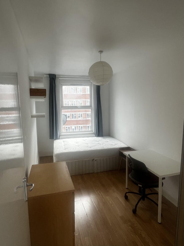 Flat Acre Lane in Greater London