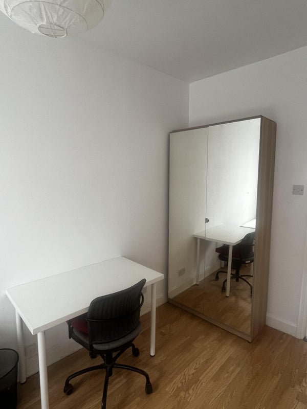 Flat Acre Lane in Greater London