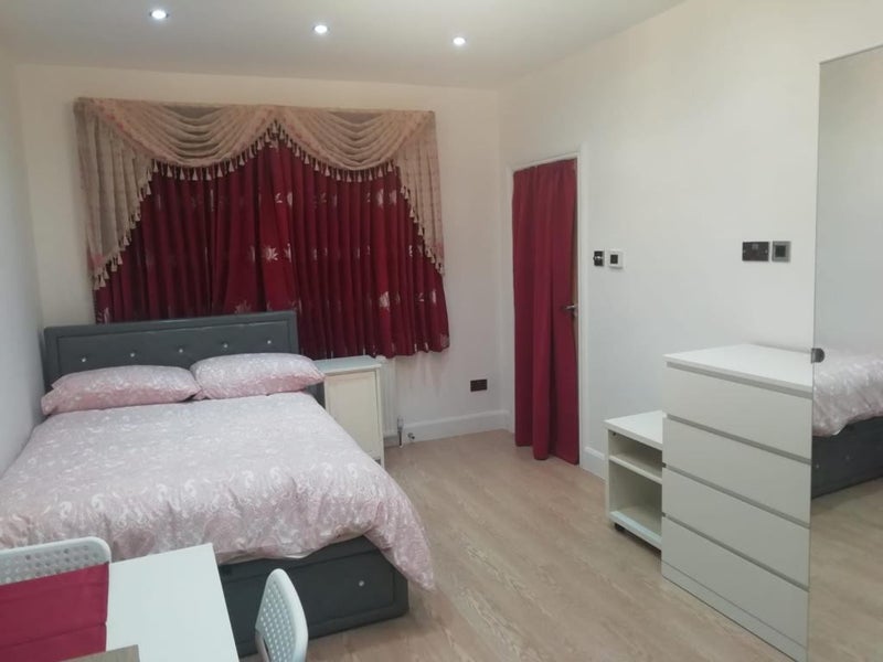 Flat Abbotswood Gardens in Greater London