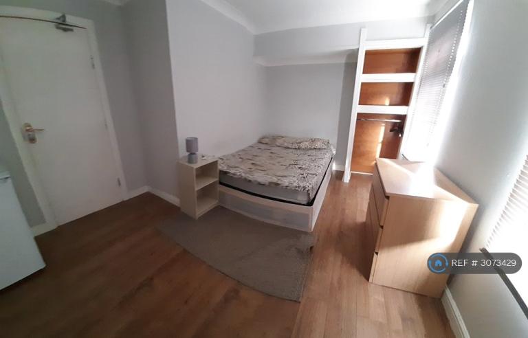 Room Christchurch Road in Tilbury