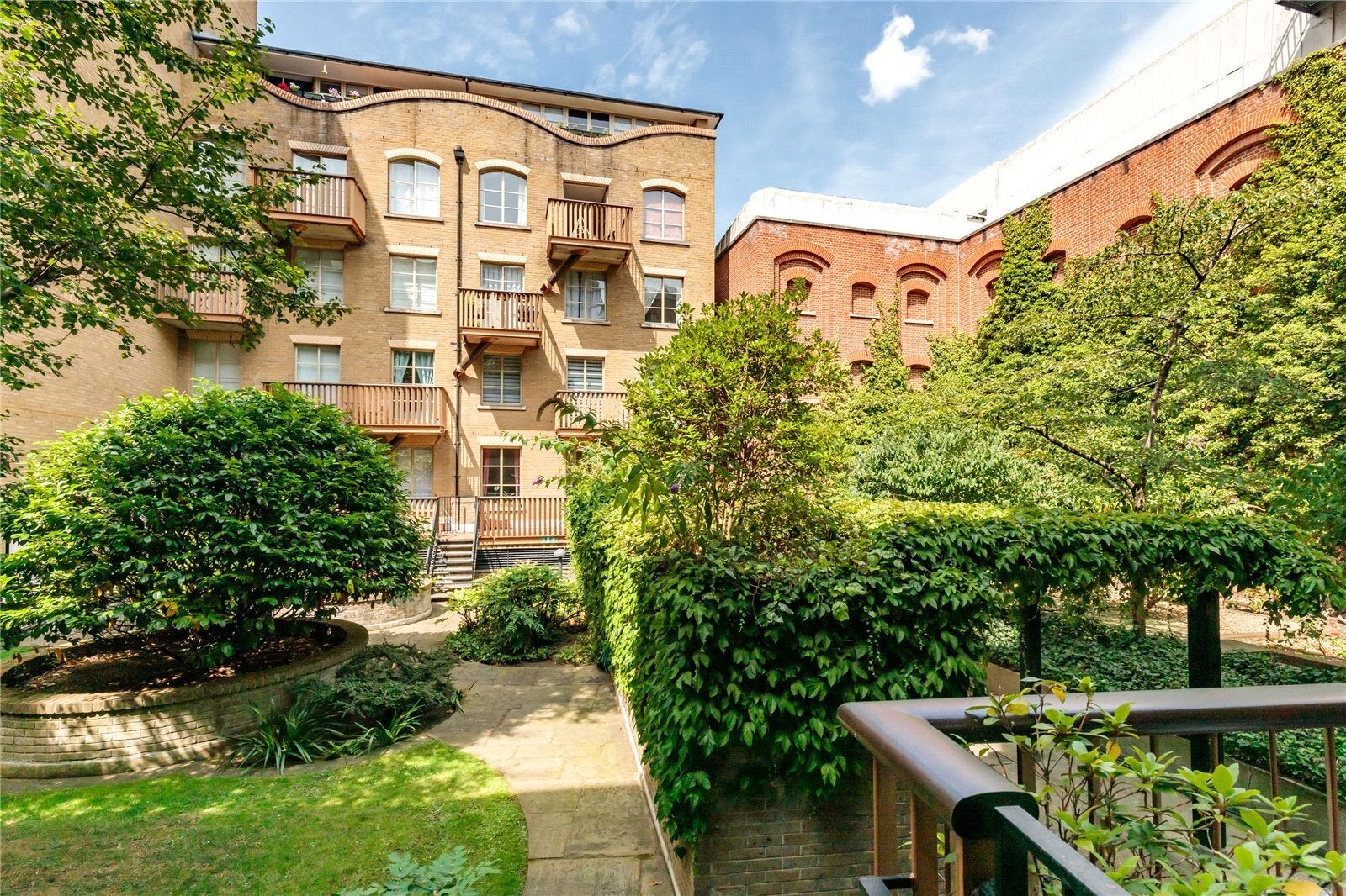 Flat Queen Elizabeth Street in Greater London