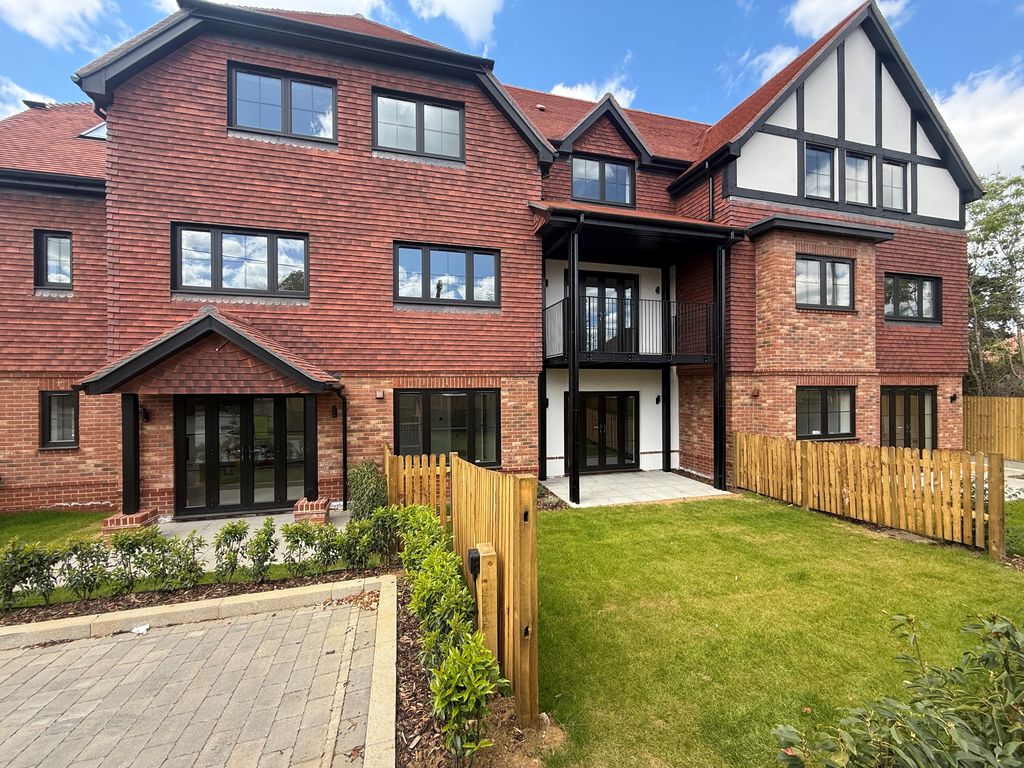 Flat Farleigh Road in Warlingham