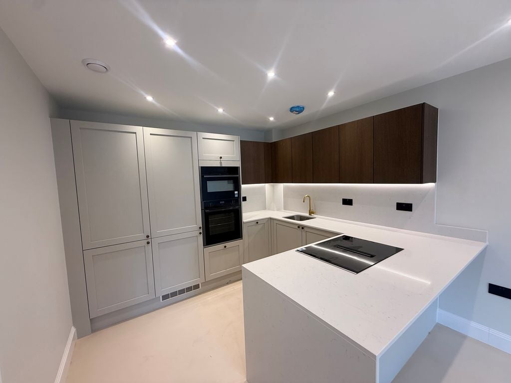 Flat Farleigh Road in Warlingham