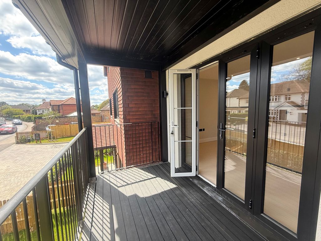 Flat Farleigh Road in Warlingham