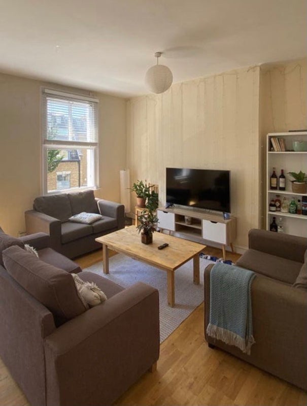 Flat Blythe Road in Greater London