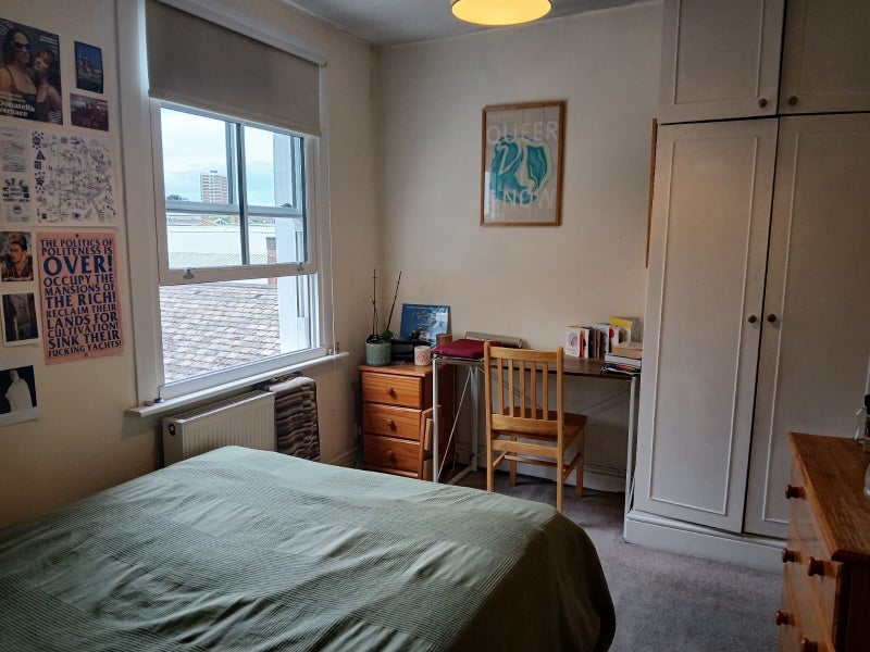 Flat Blythe Road in Greater London