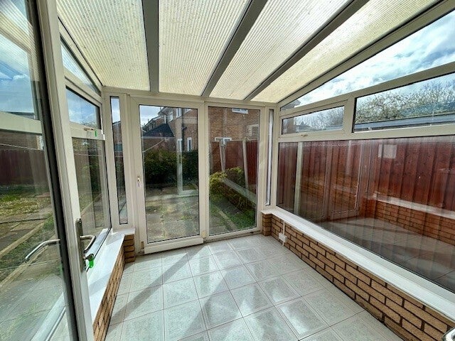 Flat Denny Close in Upton