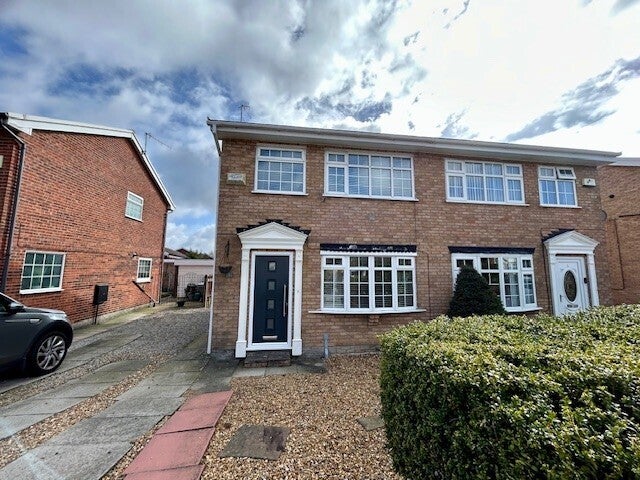 Flat Denny Close in Upton