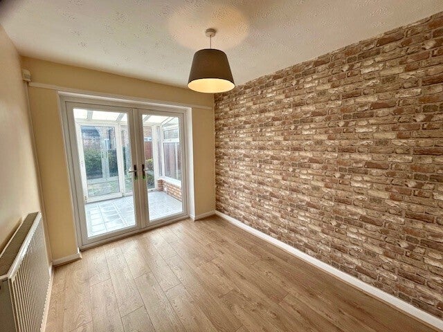 Flat Denny Close in Upton