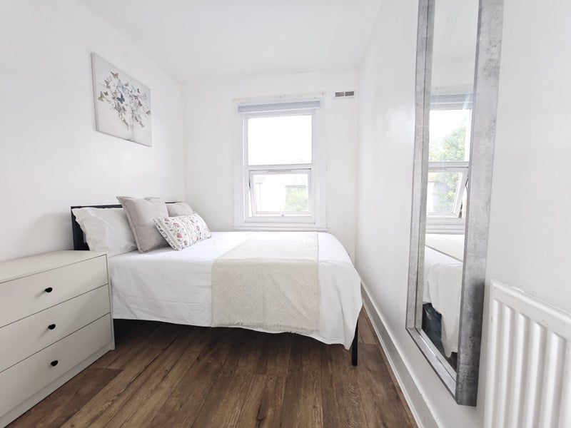 Room Ledger's Road in Slough