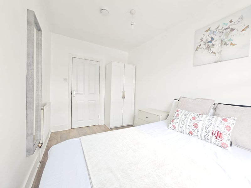 Room Ledger's Road in Slough