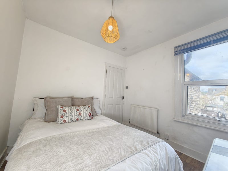 Room Ledger's Road in Slough