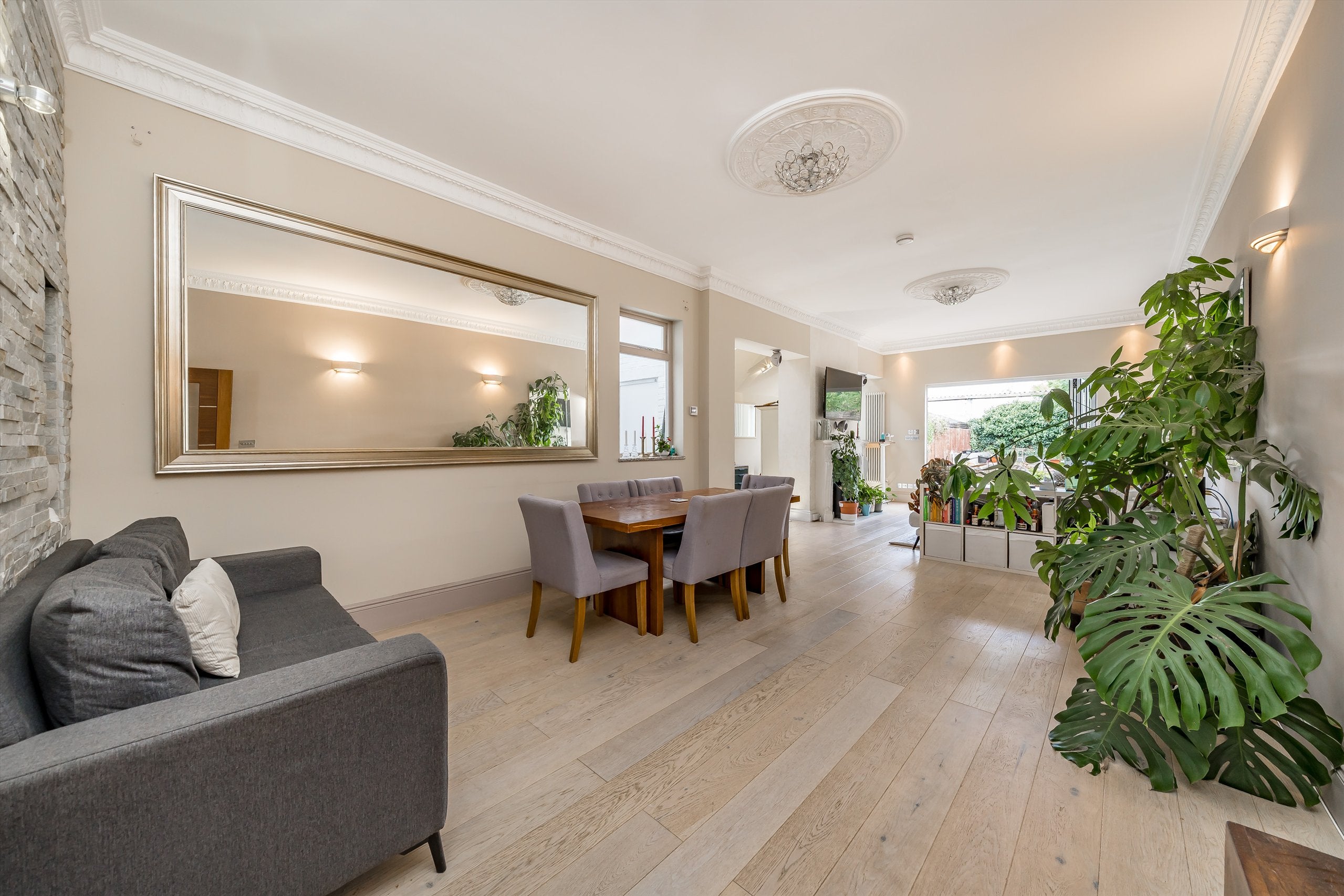House Astley Avenue in Greater London